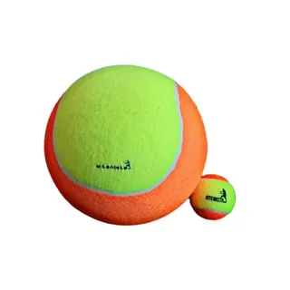 Duas bolas de tênis OTENISTA de tamanhos diferentes sobre fundo branco, ambas com design bicolor em verde neon e laranja, separadas por costura curva e com o logotipo “OTENISTA” acompanhado da silhueta de um jogador de tênis.