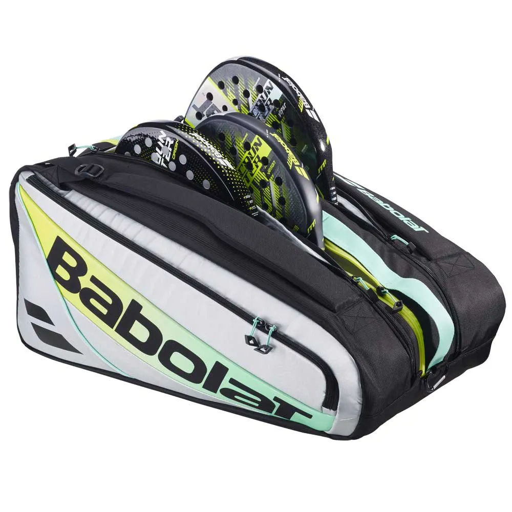 Bolsa esportiva Babolat para padel nas cores branca, preta e verde, contendo três raquetes Babolat com design preto e amarelo.