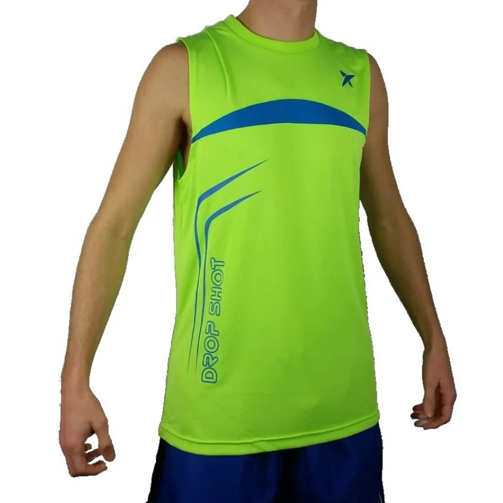 Pessoa vestindo camiseta esportiva verde neon sem mangas, com detalhes azuis e logo Drop Shot, ideal para prática de padel e beach tennis.