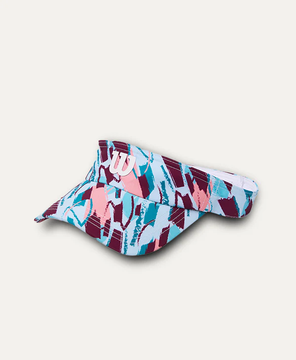 Viseira de tênis da marca Wilson com design impresso abstrato em tons turquesa, roxo e rosa, com o logo "W" bordado na frente sobre um fundo claro.