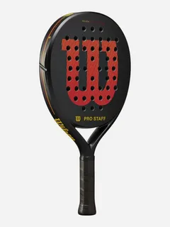 Raquete Wilson Pro Staff Team para beach tennis e padel, com design preto e detalhes em vermelho e amarelo. O centro da face exibe o grande logotipo “W” da Wilson em vermelho com listras diagonais, cercado por furos circulares que reduzem a resistência ao ar.