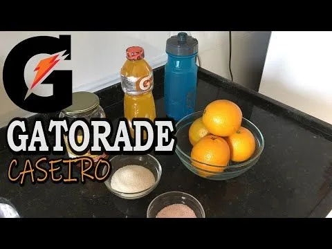 Ingredientes para preparar Gatorade caseiro com laranjas, açúcar, sal e bebida isotônica natural para hidratação e reposição de eletrólitos.