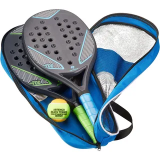 Conjunto de beach tennis Artengo BT 700 da Decathlon, composto por duas raquetes pretas com detalhes em azul e verde, uma bola amarela e uma bolsa azul com tela de ventilação, tudo organizado de forma compacta.