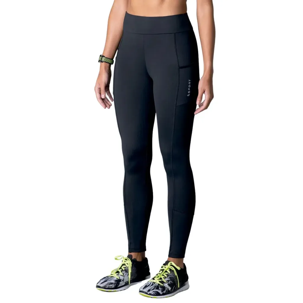 Mulher vestindo legging esportiva preta da marca Lupo, modelo de cintura alta e bolso lateral, combinada com tênis preto e amarelo neon, ideal para treinos e esportes de areia.