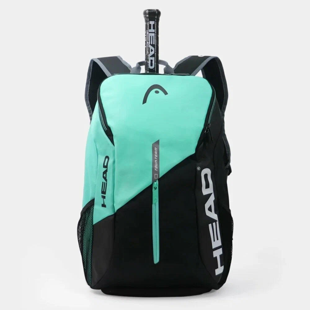 Mochila esportiva HEAD nas cores verde-menta e preta, com uma raquete de tênis posicionada no compartimento superior e o logotipo da marca em destaque.