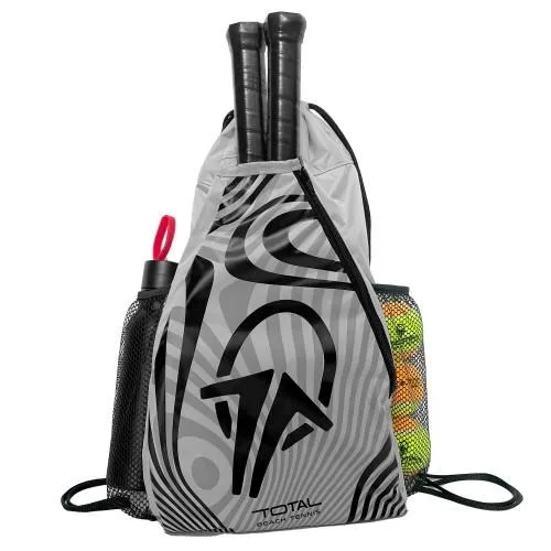 Mochila Total Beach Tennis cinza com detalhes em preto e design geométrico, vista de frente. Possui dois compartimentos superiores com raquetes, bolsos laterais em tela contendo garrafa e bolas de tênis, e alças de cordão ajustáveis.