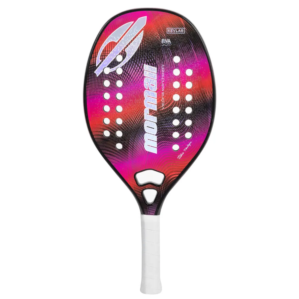 Raquete de beach tennis Mormaii com design vibrante em tons de rosa, roxo e preto, contendo furos simétricos na face e empunhadura branca. Logotipo Mormaii em destaque vertical e marcações “Kevlar” e “EVA Soft” indicam os materiais de alta resistência e conforto.