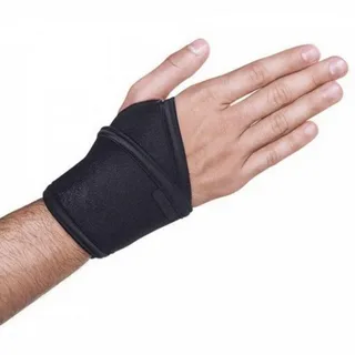 Pulseira ortopédica preta de neopreno colocada na mão e no pulso da pessoa, projetada para compressão, suporte articular e alívio da dor.