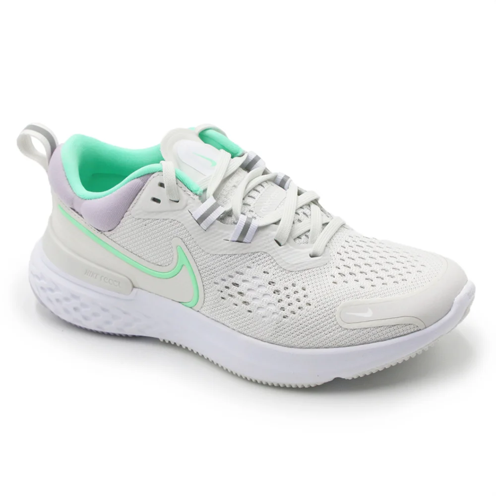 Tênis de corrida feminino Nike React Miler em cinza claro e branco, com detalhes verde menta no logo e forro interno do Swoosh, e um toque lilás no calcanhar, sobre fundo branco.