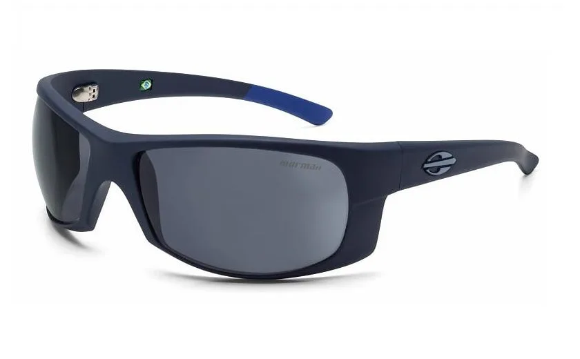 Óculos de sol esportivos Mormaii com armação azul fosca e lentes polarizadas escuras, exibidos sobre fundo branco. O design envolvente oferece ampla cobertura e conforto para atividades ao ar livre.