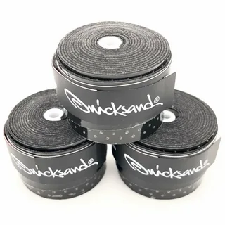 Três overgrips Quicksand pretos enrolados em formato circular, dispostos em pirâmide, com faixas de embalagem pretas exibindo o logotipo “Quicksand®” em fonte branca estilizada.