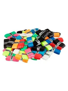 Conjunto de grips Babolat em diversas cores vibrantes, incluindo verde, rosa, azul, preto, branco, vermelho e amarelo, todos enrolados e presos por faixas prateadas com o logotipo da marca.