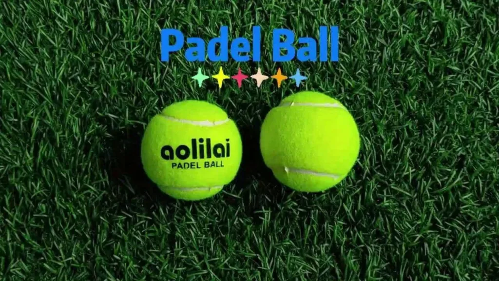 Duas bolas de padel amarelas sobre grama sintética verde, uma com marca impressa e outra lisa, destacando contraste e cores vibrantes.