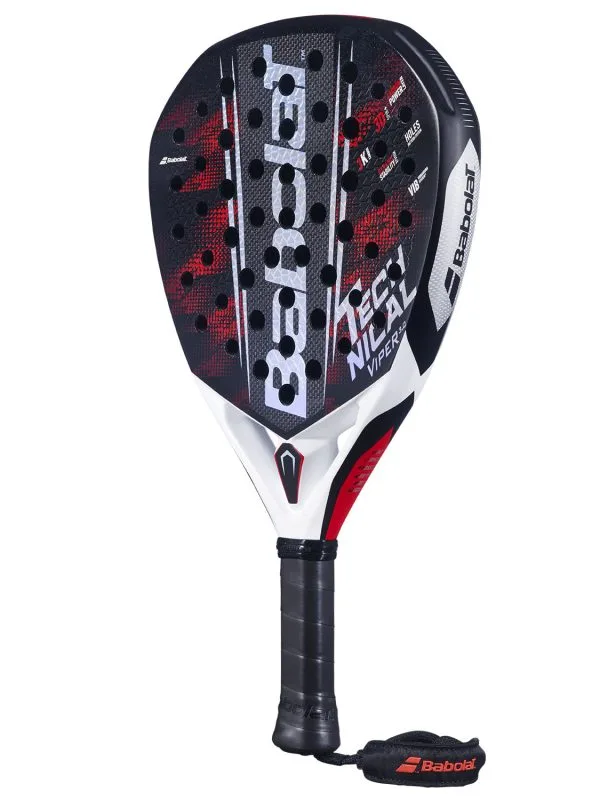 Raquete de padel Babolat Technical Viper em formato lágrima, com design preto, branco e vermelho, superfície em carbono e furos circulares, destacada em quadra esportiva.