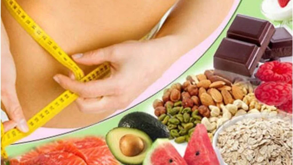Pessoa medindo a circunferência da cintura com fita métrica amarela, ao lado de alimentos saudáveis como abacate, salmão, melancia, aveia, frutas vermelhas, chocolate amargo e oleaginosas, representando dieta equilibrada para perda de peso.