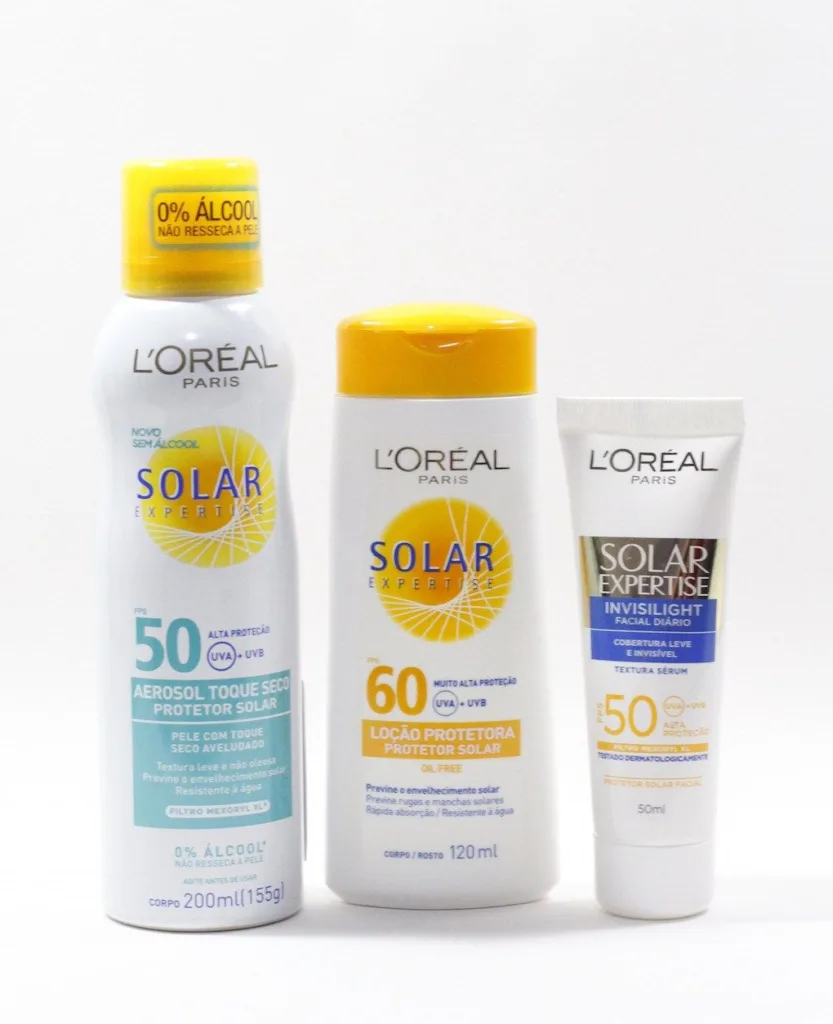 Três protetores solares L’Oréal Paris Solar Expertise dispostos lado a lado sobre fundo branco: um spray FPS 50, uma loção FPS 60 e um protetor facial FPS 50.