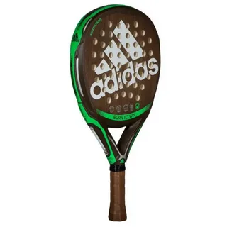 Raquete de padel Adidas Greenpadel com design ecológico em tons de marrom e verde, textura que imita madeira e furos simétricos na face. O logotipo Adidas aparece em destaque branco no centro, com a frase “Born to Win” na base.