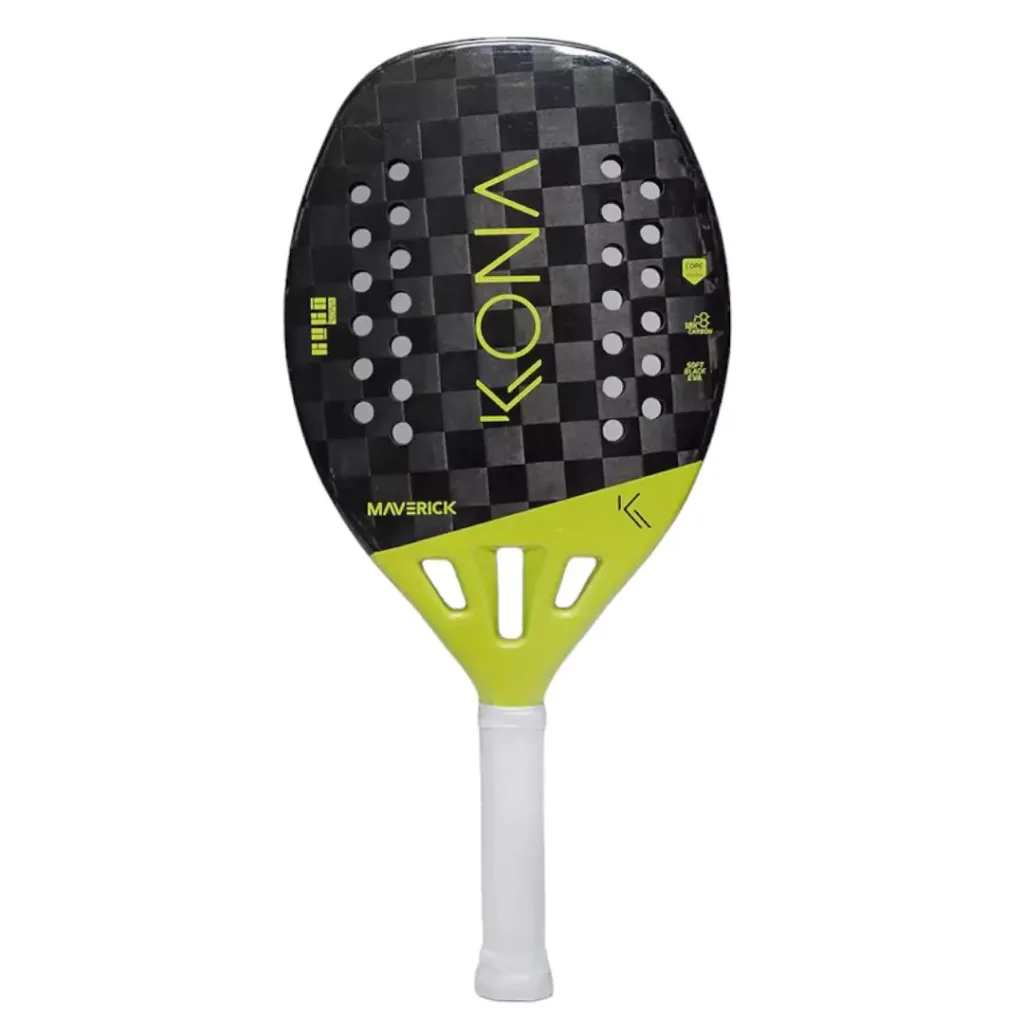 Raquete de beach tennis Kona Maverick com design moderno em preto e verde-limão, exibindo padrão quadriculado e furos simétricos na face, além de cabo branco com empunhadura ergonômica.