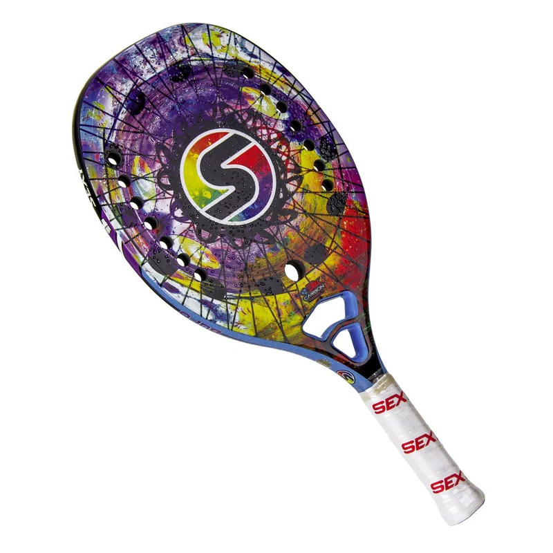 Raquete de padel colorida com design artístico abstrato em tons de roxo, amarelo, vermelho e azul, com logotipo central em forma de “S” multicolorido e empunhadura branca com a palavra “SEX” em vermelho.
