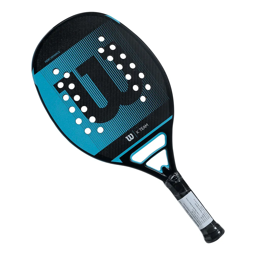 Raquete de beach tennis moderna em close, destacando o design, materiais e acabamento profissional, ideal para análises de desempenho e custo-benefício.