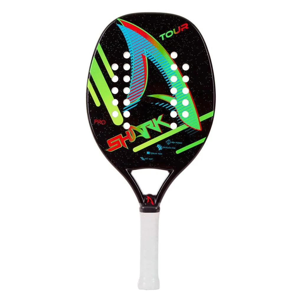 Raquete de beach tennis Shark Tour Pro, com design preto e detalhes em verde neon, azul e vermelho, apresentando o logotipo estilizado de um tubarão e furos simétricos na face; empunhadura branca e acabamento brilhante.
