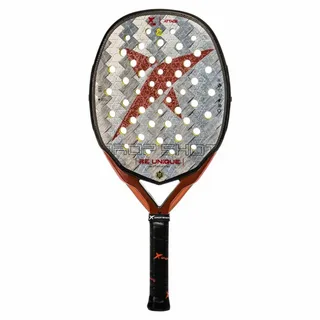 Raquete de beach tennis em destaque, mostrando detalhes do design, estrutura e materiais de alta performance voltados para potência e controle nas partidas.