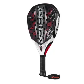 Raquete de padel Babolat Technical Viper com design em preto, branco e vermelho, formato de lágrima e furos distribuídos na face. O cabo preto possui alça de segurança com o logotipo Babolat em vermelho.