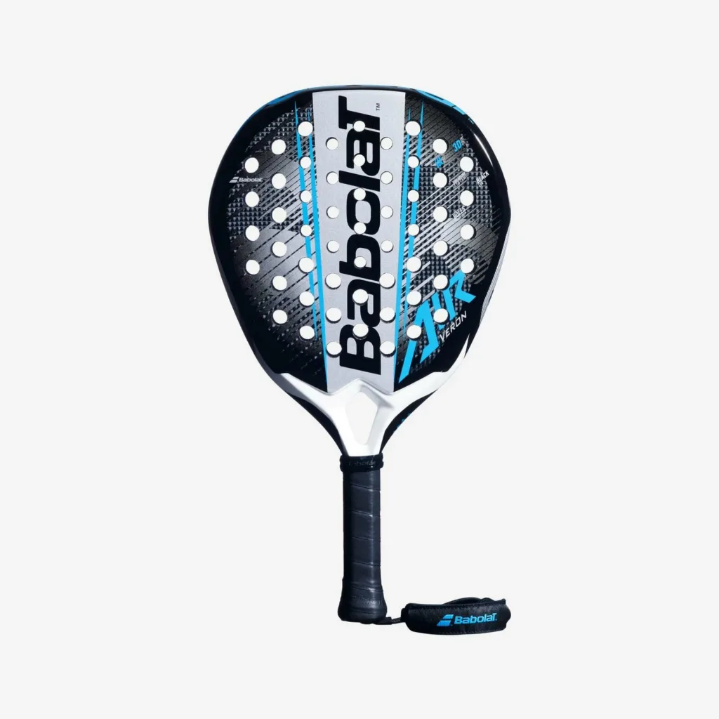 Raquete de padel Babolat Air Veron com design moderno em preto, branco e azul, formato arredondado e furos simétricos na face. O cabo preto possui alça de segurança com o logotipo Babolat em azul.