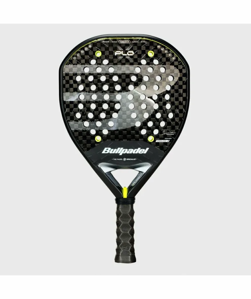 Raquete de padel Bullpadel em formato lágrima, acabamento em carbono preto com detalhes azuis e amarelos, empunhadura preta com grip texturizado sobre superfície de grama sintética.