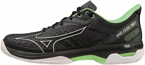 Tênis esportivo Mizuno Wave Exceed Tour 5 preto com detalhes em verde e branco, exibindo textura em alto relevo, logotipo prateado da Mizuno na lateral e sola com tecnologia Mizuno Enerzy.