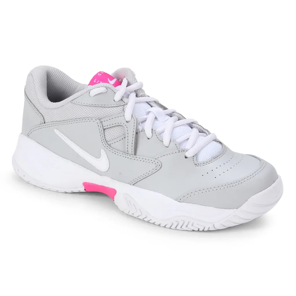 Tênis esportivo Nike feminino nas cores cinza claro, branco e rosa, com cadarços brancos, solado texturizado e logotipo da marca em branco na lateral, ideal para treinos e jogos de padel ou beach tennis.