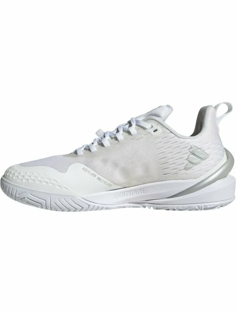 Tênis esportivo Adidas branco com design moderno, sola texturizada e detalhes sutis em cinza, exibindo o logotipo da marca próximo ao calcanhar.