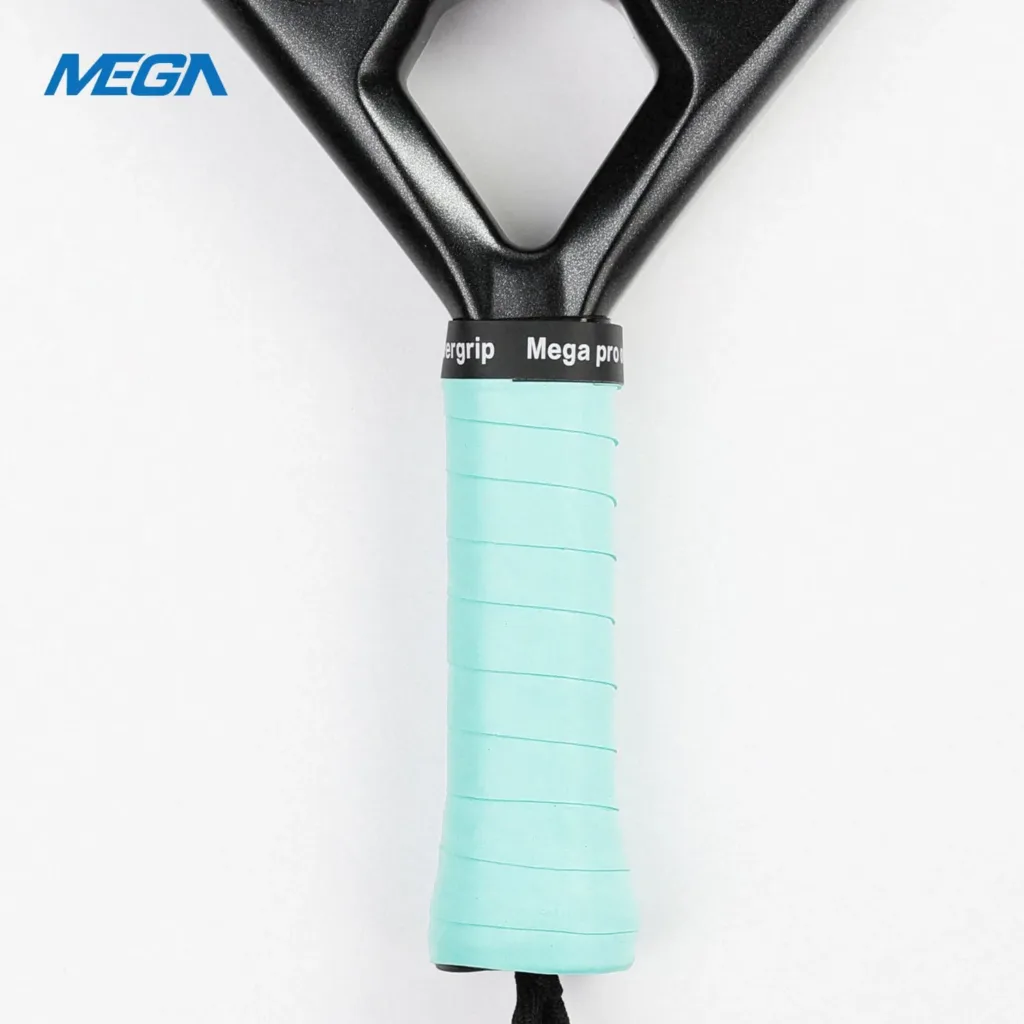 Cabo de raquete esportiva com overgrip Mega Pro na cor verde água, enrolado de forma uniforme, exibindo a marca “Mega pro overgrip” em faixa preta na parte superior e o logotipo “MEGA” em azul no canto superior esquerdo da imagem.