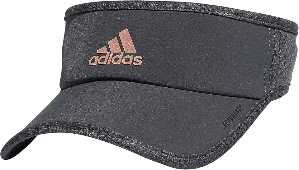Viseira esportiva Adidas preta com logo metálico em tom cobre na parte frontal e inscrição “AEROREADY” na lateral, exibida sobre fundo branco.