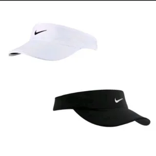 Duas viseiras esportivas da Nike sobre fundo branco — uma branca com logo preto e outra preta com logo branco, ambas com aba curva e design leve.