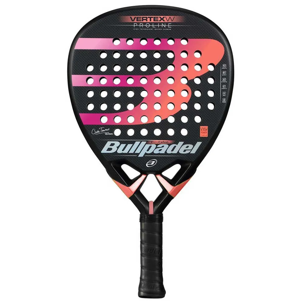 Raquete de padel Bullpadel Vertex W Pro Line, com design em preto e detalhes em rosa e coral, formato de diamante e perfurações simétricas na face, exibindo o logotipo “B” central e o nome da marca na parte inferior.