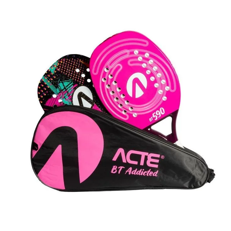 Conjunto de raquetes de beach tennis da marca ACTE, com design moderno e cores vibrantes. Uma raquete rosa com o modelo “BT 590” está em destaque, acompanhada por outra com estampa colorida geométrica. As raquetes estão apoiadas sobre uma capa preta e rosa com o logotipo ACTE e o texto “BT Addicted”.