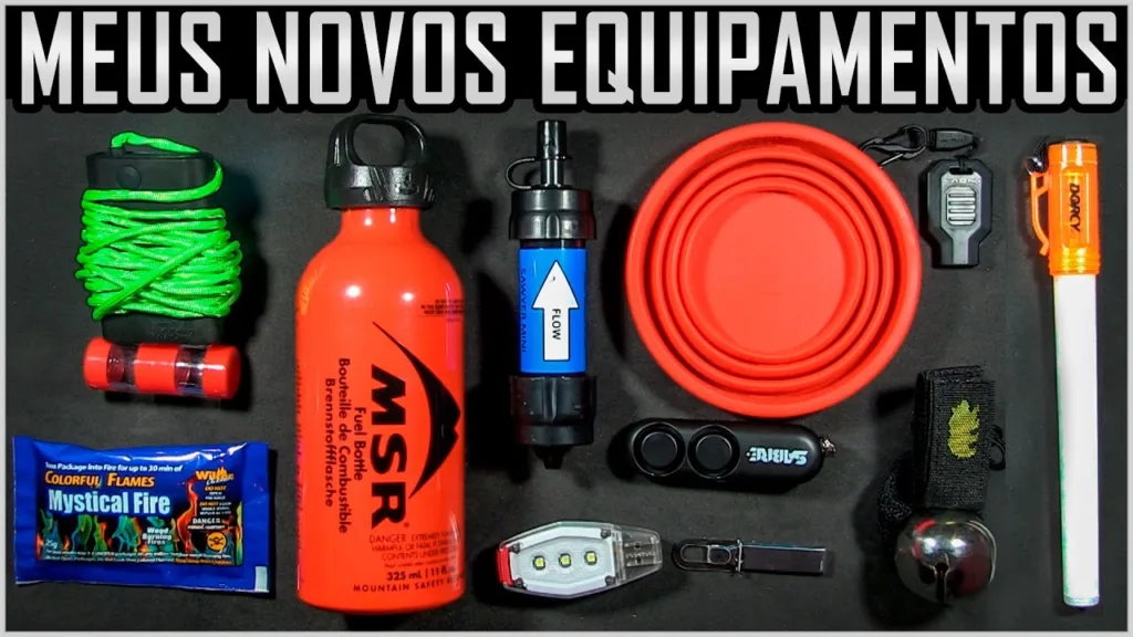 Conjunto de equipamentos de camping e sobrevivência organizados sobre uma superfície escura, incluindo garrafa MSR vermelha, filtro de água Sawyer Mini, corda verde, tigela dobrável vermelha, lanterna, apito, luzes LED e outros acessórios compactos.