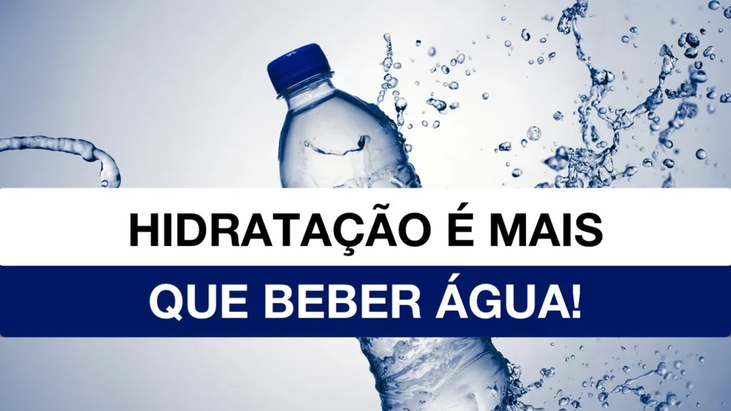 Garrafa plástica de água com tampa azul cercada por respingos de água, acompanhada da frase “Hidratação é mais que beber água!” em destaque sobre fundo azul e branco.