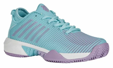 Tênis esportivo nas cores azul-turquesa e lilás, com design moderno e detalhes em relevo, cadarços azul-turquesa e solado lilás com padrão em zigue-zague, ideal para atividades físicas e uso casual.