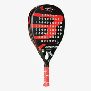 Raquete de padel Bullpadel Vertex 04, com design em preto e vermelho, formato de diamante e perfurações simétricas na face, exibindo o logotipo “B” central e o nome da marca na parte inferior.