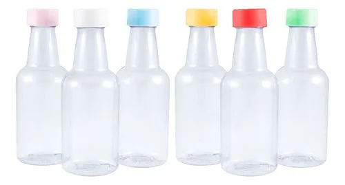 Seis garrafas plásticas transparentes dispostas lado a lado, cada uma com tampa colorida — nas cores rosa, branca, azul, amarela, vermelha e verde — sobre fundo branco.