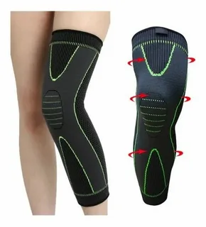 Pessoa usando uma joelheira esportiva preta com detalhes em verde neon, feita de tecido elástico e respirável, projetada para oferecer compressão e suporte ao joelho.