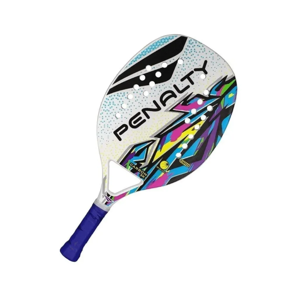 Raquete de beach tennis Penalty com design moderno e colorido, predominando branco com detalhes em azul, roxo, amarelo e preto, superfície perfurada e cabo revestido com grip azul.