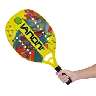 Pessoa segurando uma raquete de beach tennis Ianoni, com design vibrante em amarelo e detalhes coloridos em vermelho, verde e azul. A raquete possui superfície perfurada e cabo preto.