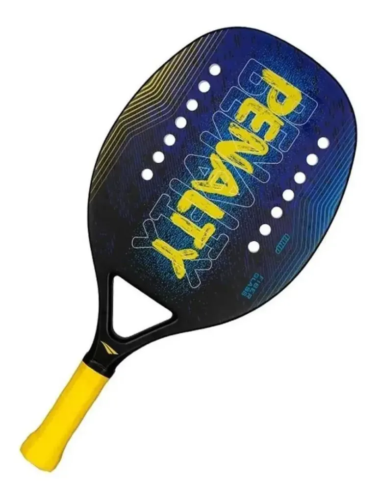 Raquete de beach tennis Penalty com design moderno nas cores azul e amarelo, superfície perfurada para melhor aerodinâmica e cabo revestido com grip amarelo.