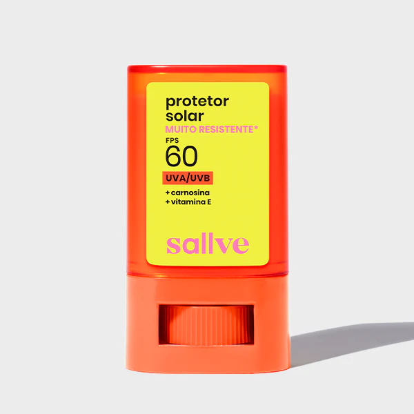 Protetor solar Sallve FPS 60 em bastão, embalagem laranja e amarela com design moderno, indicado para alta proteção UVA/UVB e enriquecido com carnosina e vitamina E.