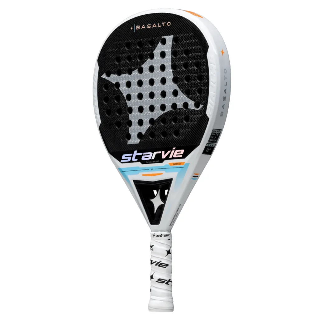 Raquete de padel StarVie Basalto com design moderno em preto, branco e detalhes em azul e laranja, superfície perfurada e textura em forma de estrela central, cabo branco com grip estampado em preto.