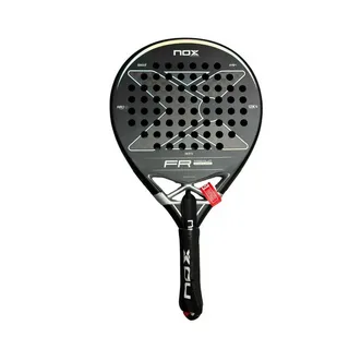 Raquete de padel NOX FR Premium Series, com design em preto e detalhes prateados, formato redondo e perfurações simétricas na face, exibindo o logotipo “X” central e o nome da marca na parte superior.