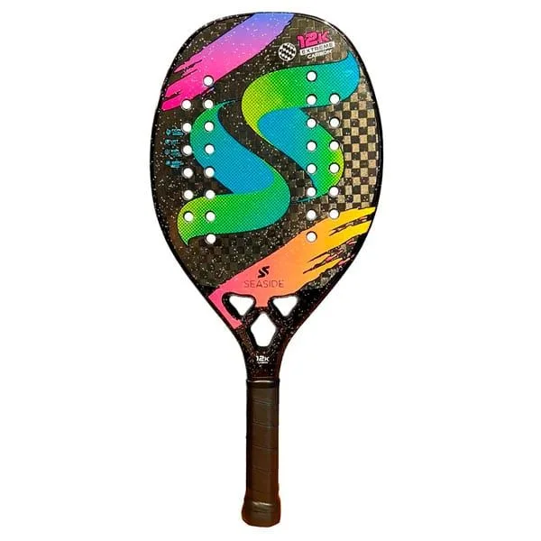 Raquete de beach tennis Seaside com design colorido e moderno, apresentando um grande “S” em verde e azul sobre fundo preto com padrão quadriculado e detalhes em rosa, laranja e amarelo.